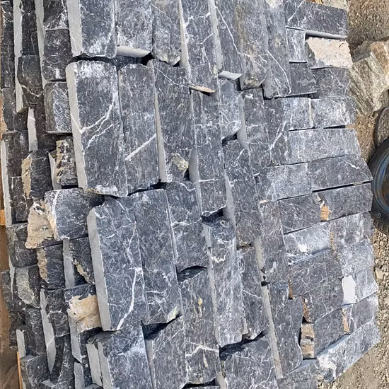 錆びたスレートの棚と養殖された石が積み重なった隅