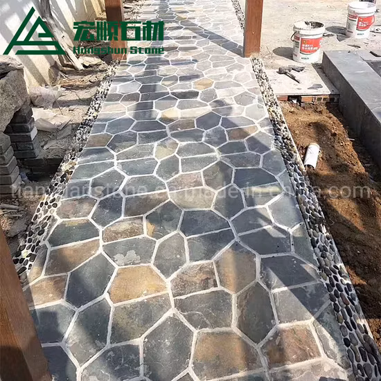 メッシュパターンとランダムなクレイジーフラグが付いた色とりどりの素朴な茶色の敷石